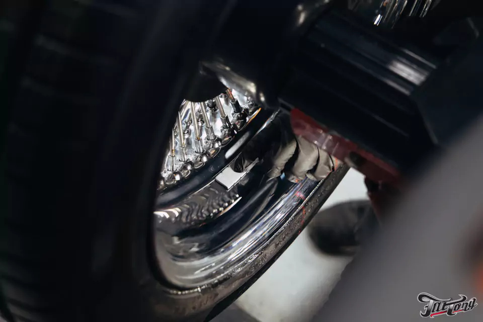 Фирменный шиномонтаж на стендах Hunter для Chevrolet Impala: собрали комплект колес Dayton Wire Wheels с системой knock-off!